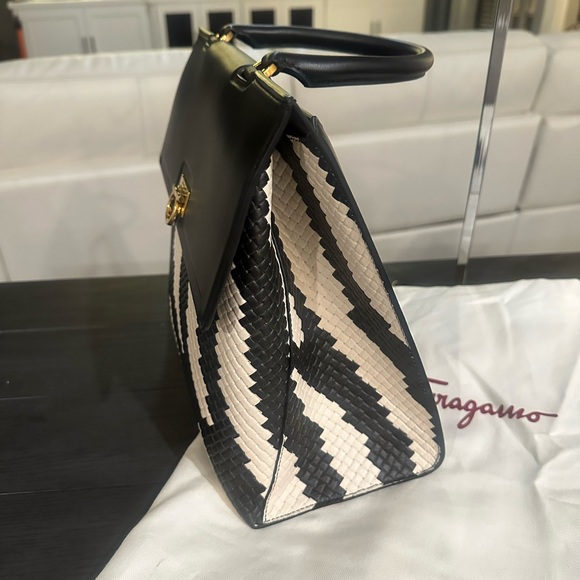 AUTHENTIC Salvatore Ferragamo Trifoluo Top Handle Bag Woven Leather Medium - Picture 4 of 16